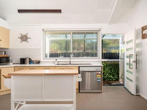 Kitchen, Little Kingsley Beach House in One Mile Beach Kitchen, Little Kingsley Beach House in One Mile Beach