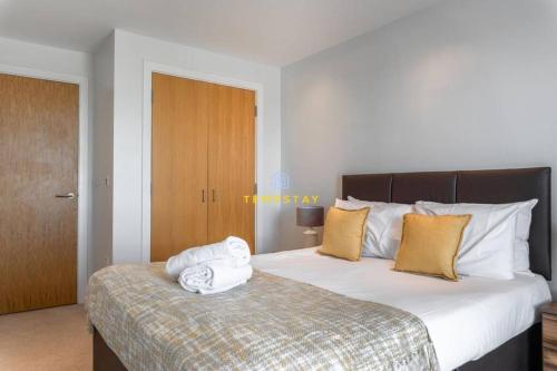 LONDON IN 15 MINS! STYLISH APARTMENT NEAR HEATHROW