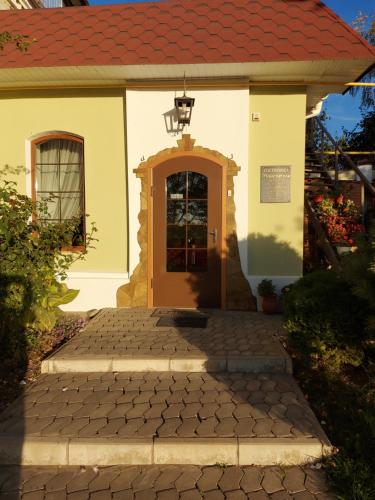 Indgang, Готель "Монастирський" (Готель "Монастирськии") in Lenin Indgang, Готель "Монастирський" (Готель "Монастирськии") in Lenin