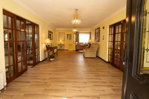 Фойє, Station House Bed & Breakfast in Еністімон Фойє, Station House Bed & Breakfast in Еністімон