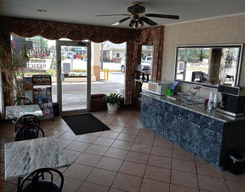 大堂, Hole Inn the Wall Hotel - Fort Walton Beach - Sunset Plaza - near Beaches & Hurlburt in 佛羅里達州沃爾頓堡灘(FL) 大堂, Hole Inn the Wall Hotel - Fort Walton Beach - Sunset Plaza - near Beaches & Hurlburt in 佛羅里達州沃爾頓堡灘(FL)
