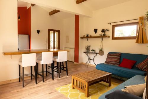 Pub/salon, Gites de la Lurette - T3 lumineux et spacieux dans cadre calme et verdoyant in Cazilhac Pub/salon, Gites de la Lurette - T3 lumineux et spacieux dans cadre calme et verdoyant in Cazilhac