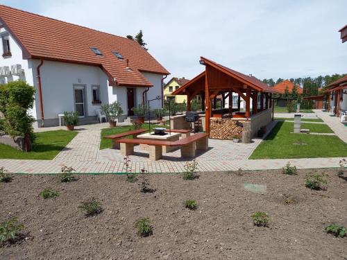 Kertész Apartmanok (Kertesz Apartmanok) in เฮกกีโค่ Kertész Apartmanok (Kertesz Apartmanok) in เฮกกีโค่