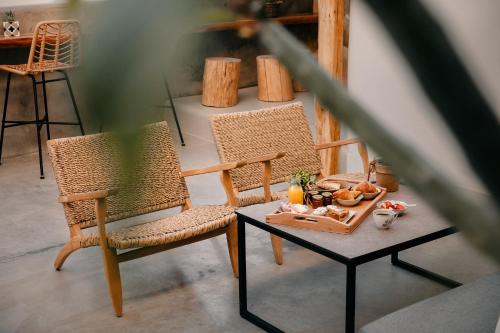 อาหารและเครื่องดื่ม, เอเมอรี บูทิก อพาร์ตเมนต์ (Emery Boutique Apartments) in เกาะแนโซส อาหารและเครื่องดื่ม, เอเมอรี บูทิก อพาร์ตเมนต์ (Emery Boutique Apartments) in เกาะแนโซส