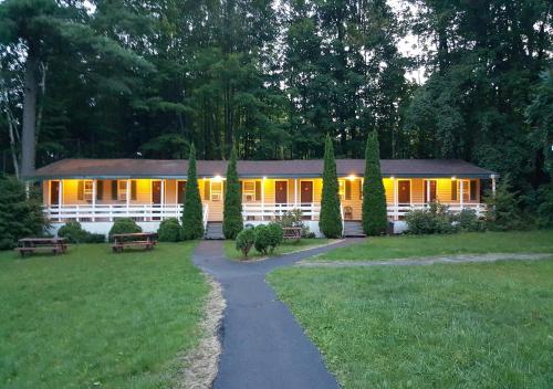 Adirondack Oasis Motel