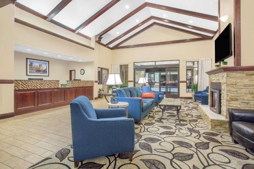 Lobby, Ramada by Wyndham Denver International Airport in Denver Lobby, Ramada by Wyndham Denver International Airport in Denver