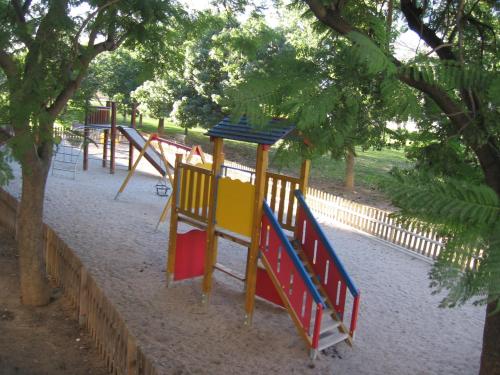 สนามเด็กเล่น, Duplex junto a un Parque in ตอร์โตซา สนามเด็กเล่น, Duplex junto a un Parque in ตอร์โตซา