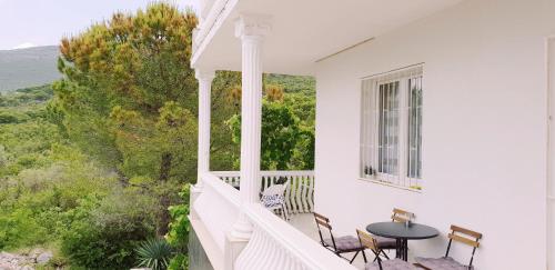 شرفة/ تراس, Mirišta - Spacious apartment in lush nature sea & forest (Mirista - Spacious apartment in lush nature sea & forest) in Mirista شرفة/ تراس, Mirišta - Spacious apartment in lush nature sea & forest (Mirista - Spacious apartment in lush nature sea & forest) in Mirista