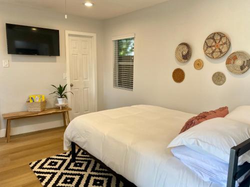 Steps To The Beach, Pacific City and Main Street - Studio in Huntington Beach (CA) Steps To The Beach, Pacific City and Main Street - Studio in Huntington Beach (CA)