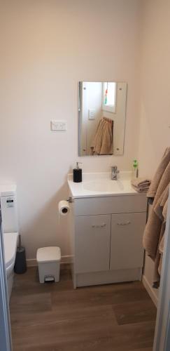 Bathroom, 'The Crib' on Legacy Vineyard in Alexandra Bathroom, 'The Crib' on Legacy Vineyard in Alexandra