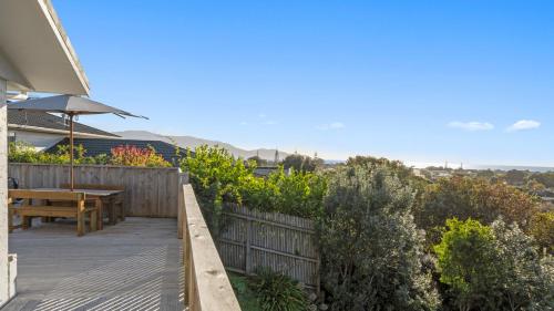 ฝักบัว, Kapiti Views - Waikanae Beach Holiday Home in ปาราปาเรามู ฝักบัว, Kapiti Views - Waikanae Beach Holiday Home in ปาราปาเรามู