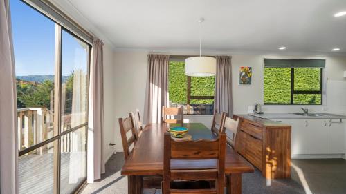 ฝักบัว, Kapiti Views - Waikanae Beach Holiday Home in ปาราปาเรามู ฝักบัว, Kapiti Views - Waikanae Beach Holiday Home in ปาราปาเรามู
