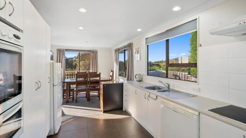 ฝักบัว, Kapiti Views - Waikanae Beach Holiday Home in ปาราปาเรามู ฝักบัว, Kapiti Views - Waikanae Beach Holiday Home in ปาราปาเรามู