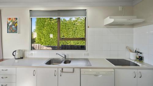ฝักบัว, Kapiti Views - Waikanae Beach Holiday Home in ปาราปาเรามู ฝักบัว, Kapiti Views - Waikanae Beach Holiday Home in ปาราปาเรามู
