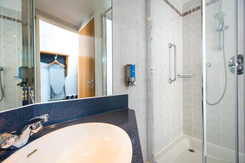 Bathroom, Holiday Inn Express Hemel Hempstead in Hemel Hempstead Bathroom, Holiday Inn Express Hemel Hempstead in Hemel Hempstead