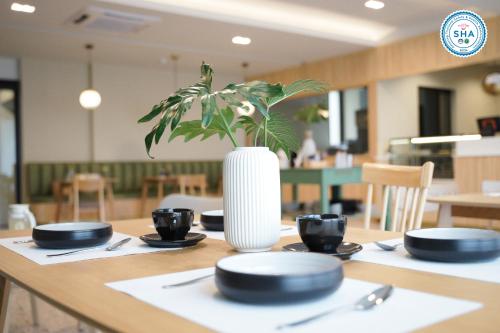 Restaurant, The Rise Suites (SHA Extra Plus) in Fah Ham Restaurant, The Rise Suites (SHA Extra Plus) in Fah Ham