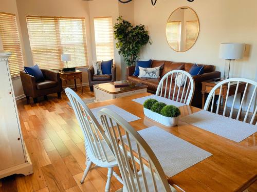 Two-Bedroom Vacation Condo in Parkland Two-Bedroom Vacation Condo in Parkland