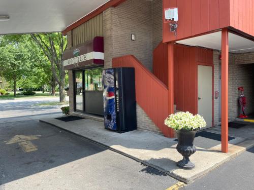 Entrance, VIBE INN - WHIRLPOOLS SUITES - Lyons in Lyons (IL) Entrance, VIBE INN - WHIRLPOOLS SUITES - Lyons in Lyons (IL)