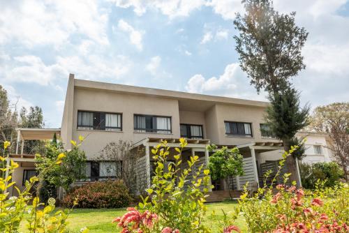 Фасада на хотела, Holiday Village Kibbutz Mizra in Мизра Фасада на хотела, Holiday Village Kibbutz Mizra in Мизра