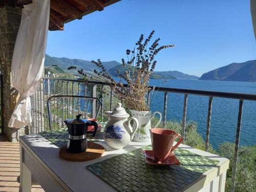 Terrazzo/balcone, Modern Apartment with Balcony in Vello Italy in Marone Terrazzo/balcone, Modern Apartment with Balcony in Vello Italy in Marone