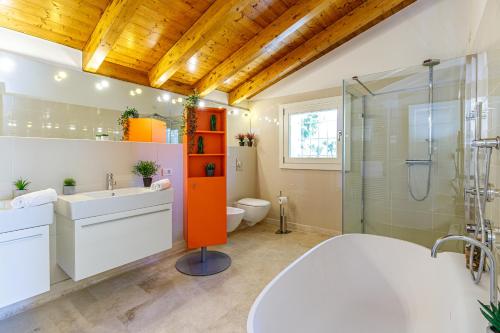 Bathroom, Villa Ninfea Pied Dans L'eau - Happy Rentals in Comabbio Bathroom, Villa Ninfea Pied Dans L'eau - Happy Rentals in Comabbio