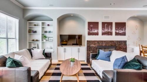 Stylish Three-Story Oak Lawn House in Oak Lawn Stylish Three-Story Oak Lawn House in Oak Lawn
