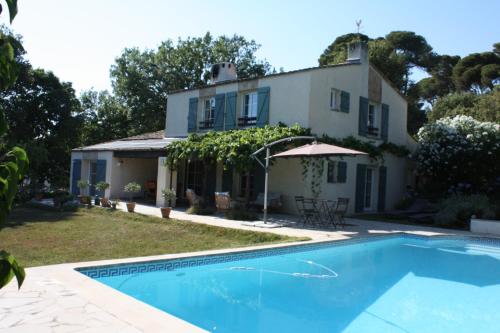 Exterior view, Ecole Buissonniere in Maure Exterior view, Ecole Buissonniere in Maure