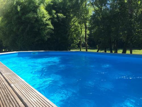 Zwembad, gîte de charme avec piscine (gite de charme avec piscine) in Castelnau-Montratier Zwembad, gîte de charme avec piscine (gite de charme avec piscine) in Castelnau-Montratier