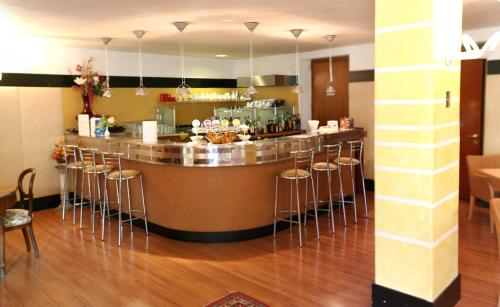 حانة/استراحة, Hotel Bristol in وسط مدينة ريفا ديل جاردا حانة/استراحة, Hotel Bristol in وسط مدينة ريفا ديل جاردا