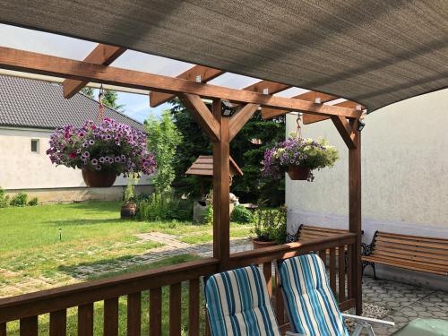 Erkély/terasz, Elvira Vendégház (Elvira Vendeghaz) in Lipót Erkély/terasz, Elvira Vendégház (Elvira Vendeghaz) in Lipót