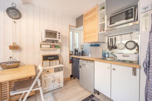 Kitchen, Le ptit passage in Saint-Aubin-sur-Mer Kitchen, Le ptit passage in Saint-Aubin-sur-Mer