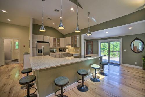 Charming Cottage with Deck Mtn and Lake Views! in سوفرن Charming Cottage with Deck Mtn and Lake Views! in سوفرن