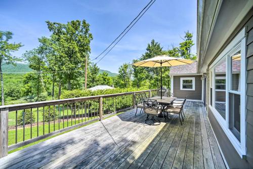 Charming Cottage with Deck Mtn and Lake Views! in Suffern Charming Cottage with Deck Mtn and Lake Views! in Suffern