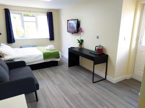 The Yew Studio - Self contained one bed studio flat with parking near Magdalen College The Yew Studio - Self contained one bed studio flat with parking near Magdalen College