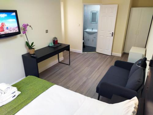 The Yew Studio - Self contained one bed studio flat with parking near Magdalen College The Yew Studio - Self contained one bed studio flat with parking near Magdalen College