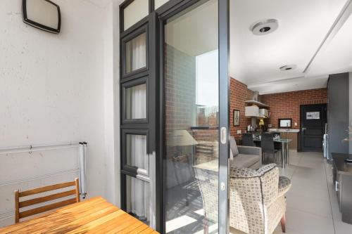 Balcony/terrace, Easy Stay - The Vantage Rosebank in Rosebank Balcony/terrace, Easy Stay - The Vantage Rosebank in Rosebank