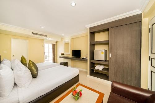 The Niran Grand Hotel near Udom Suk BTS Station The Niran Grand Hotel near Udom Suk BTS Station
