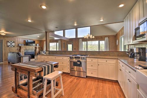 The Front Porch 20-Acre Country Home with Mtn View in Columbus (Montana) The Front Porch 20-Acre Country Home with Mtn View in Columbus (Montana)