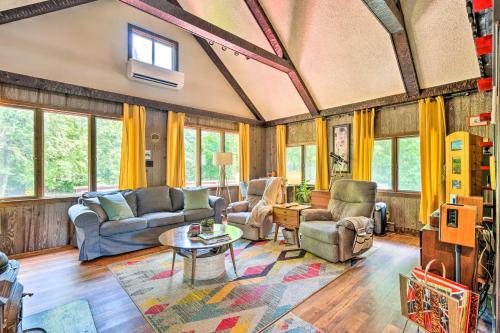 Vibrant Putney Cabin with Fire Pit Hike and Ski! in Mendon