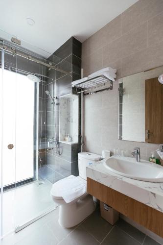 Bathroom, Minh Chi Hotel in Xuân Hương Lake Area Bathroom, Minh Chi Hotel in Xuân Hương Lake Area