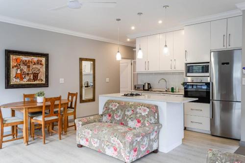 Kitchen, Whale Coast Ocean Villa in Hermanus Kitchen, Whale Coast Ocean Villa in Hermanus