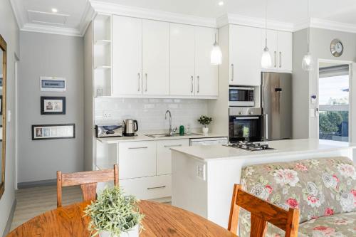Kitchen, Whale Coast Ocean Villa in Hermanus Kitchen, Whale Coast Ocean Villa in Hermanus
