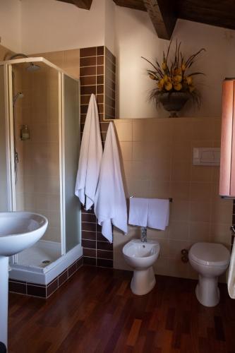 Bathroom, "Il Miglio" Country House in Pettorano Sul Gizio Bathroom, "Il Miglio" Country House in Pettorano Sul Gizio