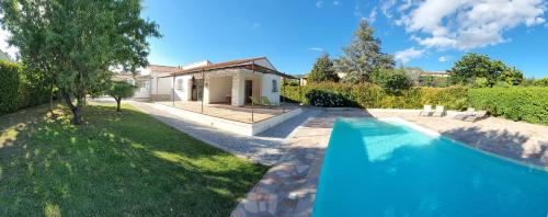 Basen, Studio independant a la Villa Garlaban 3 etoiles in Gemenos Basen, Studio independant a la Villa Garlaban 3 etoiles in Gemenos