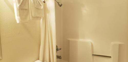 Bathroom, Burlington Stay Inn in Burlington (CO) Bathroom, Burlington Stay Inn in Burlington (CO)