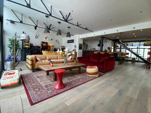 Loft Spa Reims-fr 200m2 privatifs, piscine interieure chauffee, spa et parking in ลา เนอวีเลต Loft Spa Reims-fr 200m2 privatifs, piscine interieure chauffee, spa et parking in ลา เนอวีเลต
