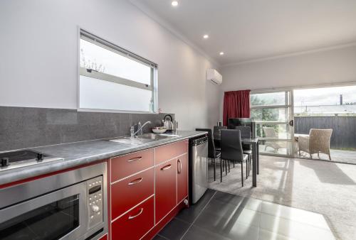 Konyha, TWO FOUR COLOGNE in Martinbourough Konyha, TWO FOUR COLOGNE in Martinbourough