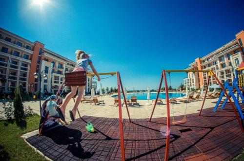 Parque infantil, Apartamento de 75 m² en Yurta, con 1 habitación(es) y 1 baño(s) privado(s) (Prestige Fort Beach) in Sveti Vlas Parque infantil, Apartamento de 75 m² en Yurta, con 1 habitación(es) y 1 baño(s) privado(s) (Prestige Fort Beach) in Sveti Vlas