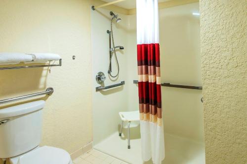Bathroom, Red Roof Inn Grand Junction in Grand Junction (CO) Bathroom, Red Roof Inn Grand Junction in Grand Junction (CO)
