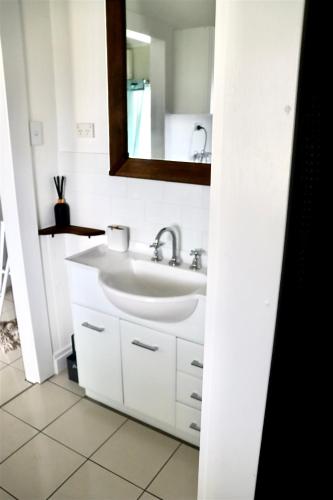Bathroom, Clover Cottage Uralla in Uralla Bathroom, Clover Cottage Uralla in Uralla